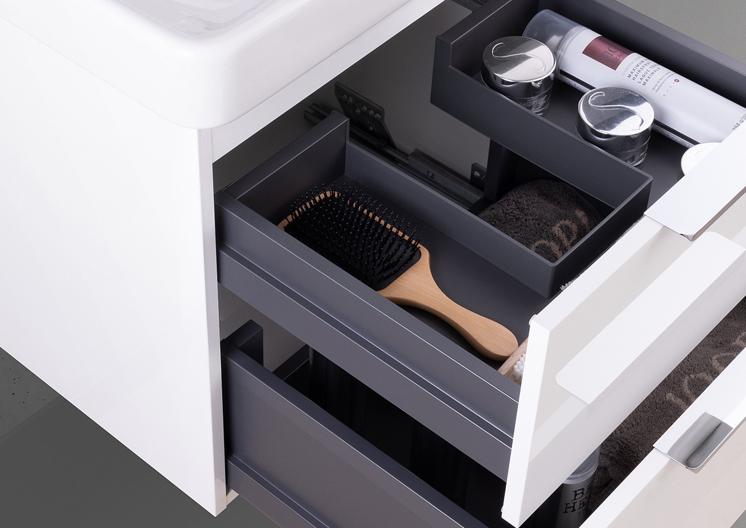 Badmöbel Shape mit Geberit Smyle Square Waschtisch 60 cm, grifflosem Unterschrank und Spiegelschrank