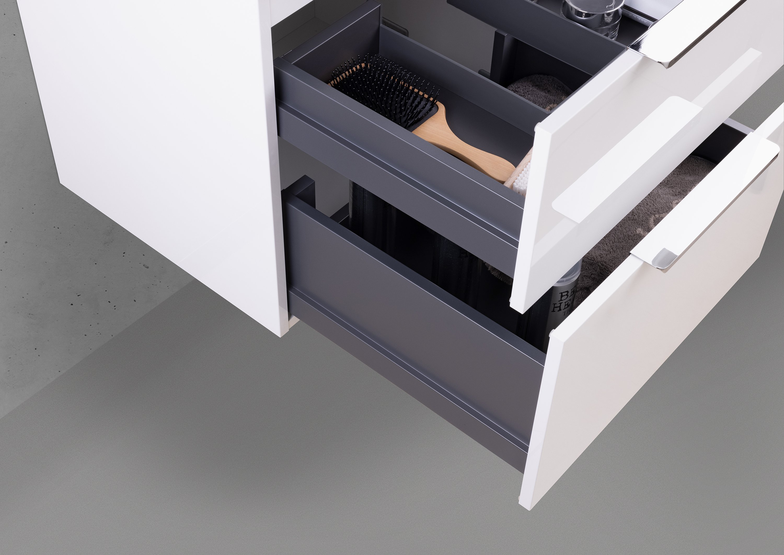 Badmöbel Shape mit Geberit Smyle Square Waschtisch 60 cm, grifflosem Unterschrank und Spiegelschrank