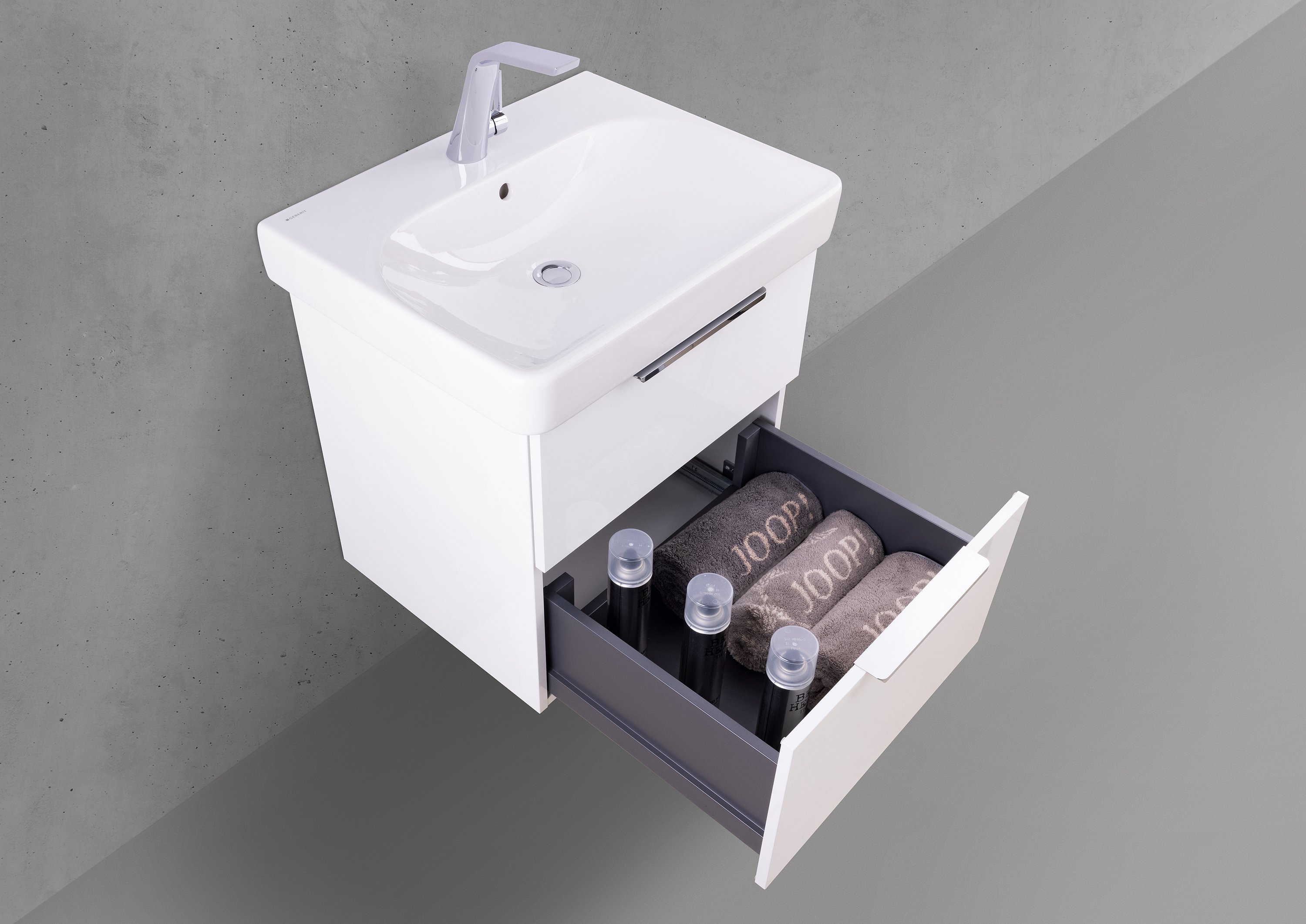 Badmöbel Shape mit Geberit Smyle Square Waschtisch 60 cm, grifflosem Unterschrank und Spiegelschrank
